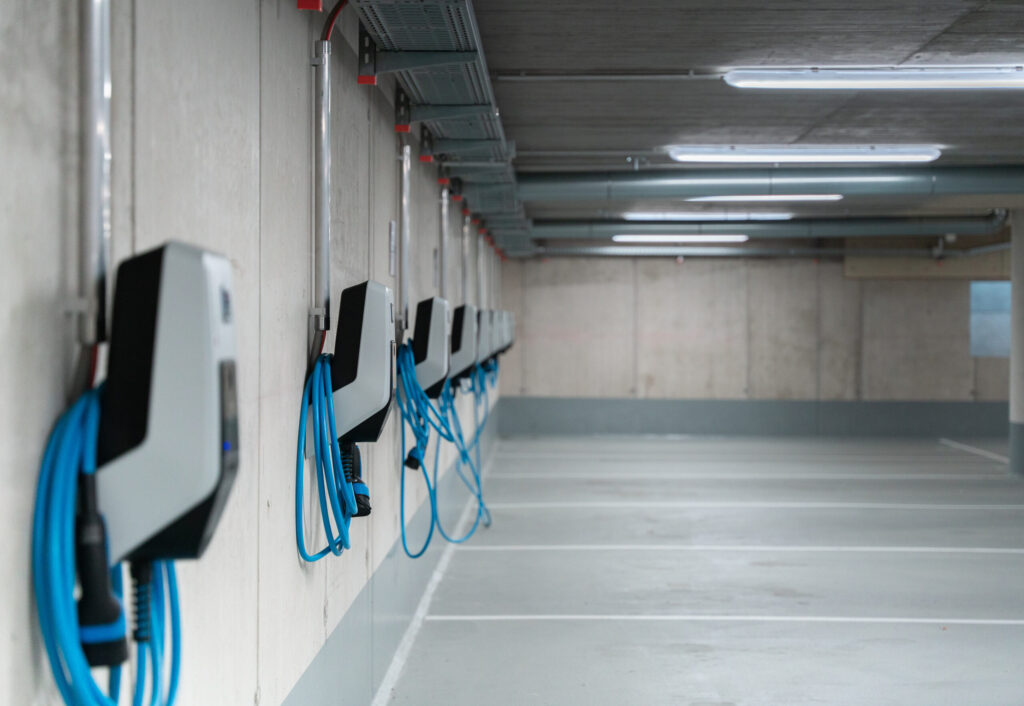 Die WEG-Novelle 2022 markiert einen bedeutenden Fortschritt Österreichs in Richtung Elektromobilität. Wohnungseigentümer in Mehrparteienhäuser können nun einfacher und rechtssicher den Einstieg in die zukunftsweisende Mobilität durch die Installation einer eigenen Ladestation gestalten.
