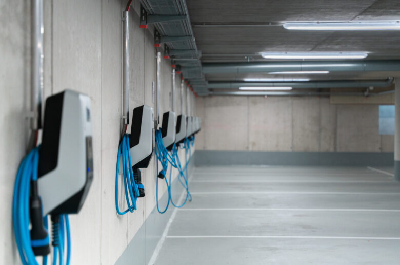 Die WEG-Novelle 2022 markiert einen bedeutenden Fortschritt Österreichs in Richtung Elektromobilität. Wohnungseigentümer in Mehrparteienhäuser können nun einfacher und rechtssicher den Einstieg in die zukunftsweisende Mobilität durch die Installation einer eigenen Ladestation gestalten.