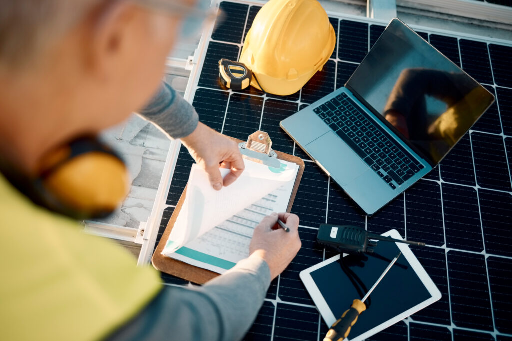 Die Planung einer PV-Anlage sollte gut durchdacht sein und im Austausch mit Experten erfolgen, von Elektrotechnikern bis hin zu Versicherungsexperten.(Bild: Adobe Stock/Clayton D/peopleimages.com)
