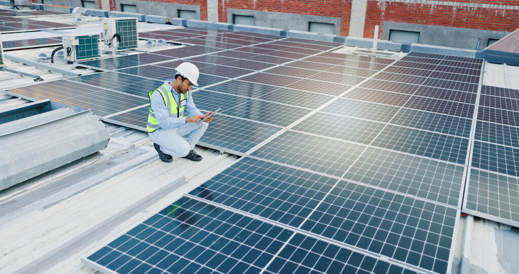 Die Technik der PV-Module entwickelt sich stetig weiter und man darf sich von der Zukunft widerstandfähigere Module mit größeren Wirkungsgraden erhoffen. (Bild: Adobe Stock/WesLens/peopleimages.com)