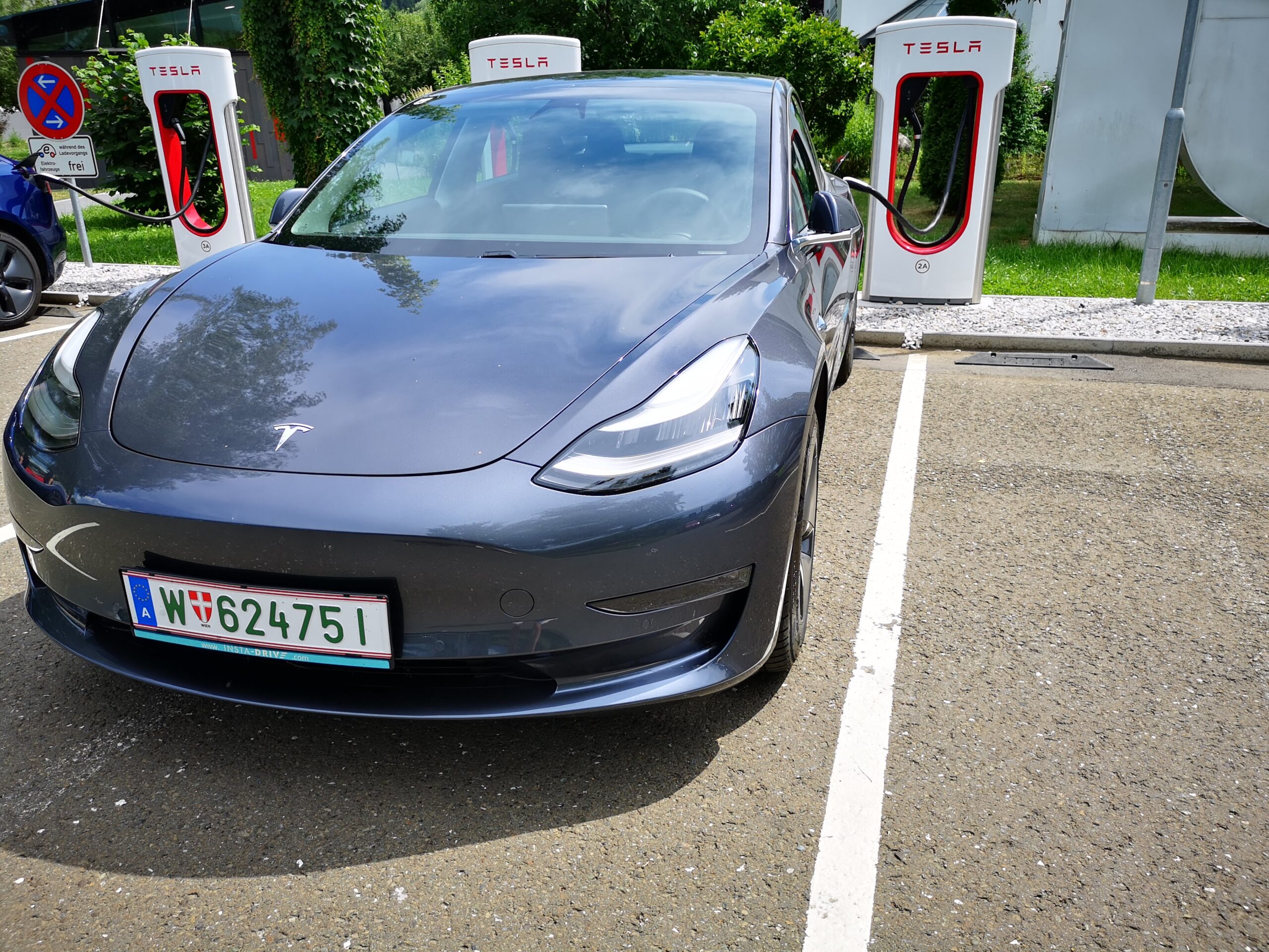 Bei diesem Test entschieden wir uns bewusst gegen ein neues Pressefahrzeug und wählten stattdessen einen etwa drei Jahre alten Tesla Model 3 mit einer Laufleistung von rund 60.000 Kilometern. Foto: ©www.smartgyver.at