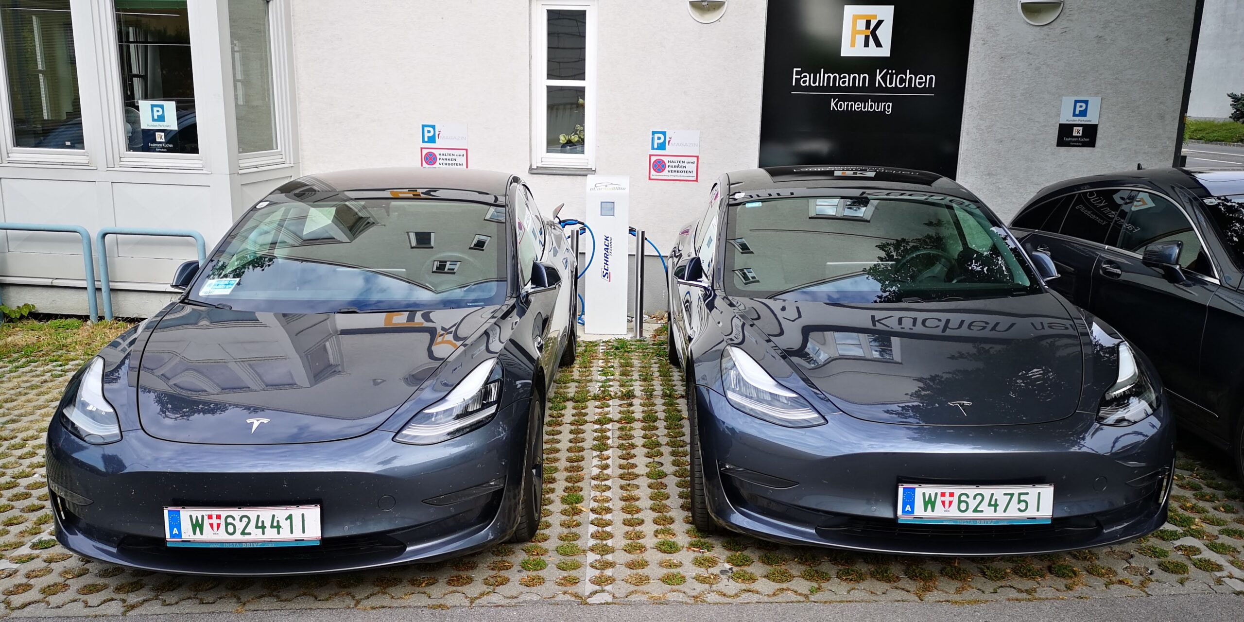 Mit 531 km Reichweite in Wien gestartet – beim Einparken am Zielort in Wien betrug die verbleibende Reichweite 140 Kilometer. Dies entsprach der Berechnung, die der Tesla bereits beim Start vorgenommen hatte. Foto: ©www.smartgyver.at