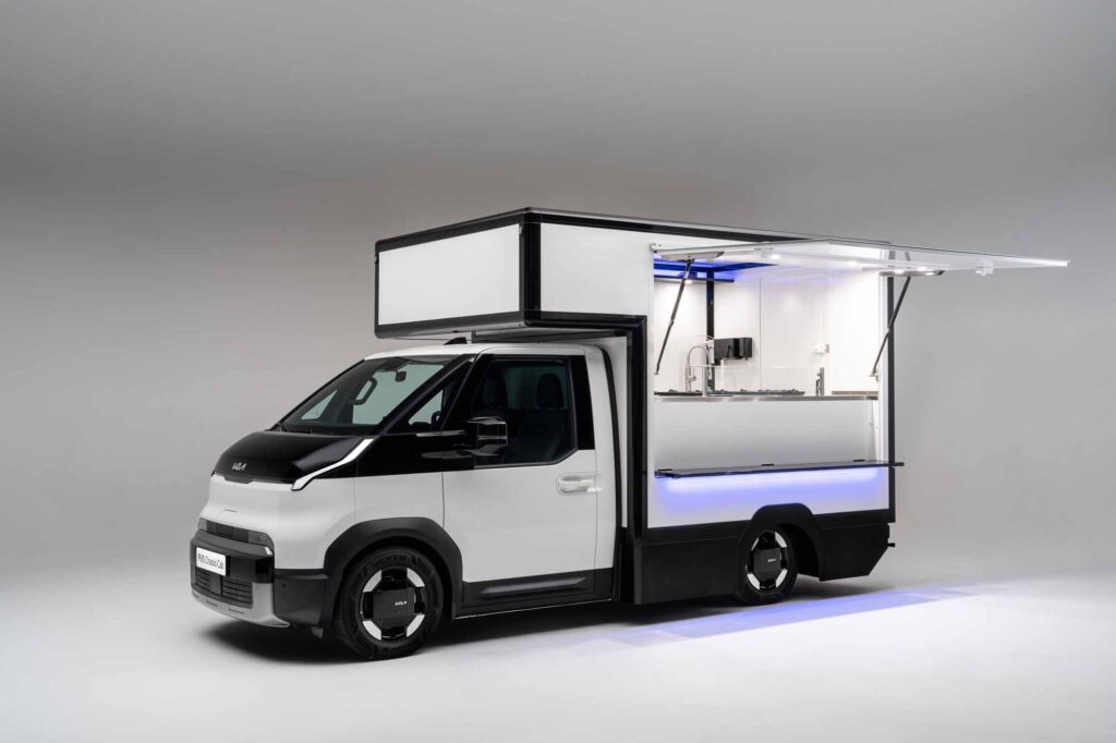 Heckansicht des Kia PV5 Chassis Cab mit geschlossenem Kofferaufbau und Rückleuchten.