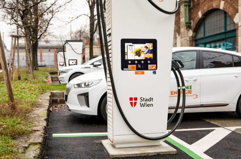 Elektromobilität: Eine öffentliche Schnellladestation von Stadt Wien und Wien Energie lädt Elektroautos an einem urbanen Standort in Wien.